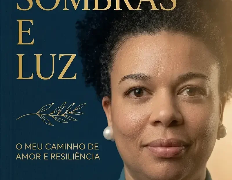 Capa em tons azul escuro e dourado. À direita, retrato da autora com expressão calma e confiante, iluminada por uma luz suave que contrasta com a sombra. À esquerda, fundo escuro com o título “Sombras e Luz” em dourado e o subtítulo “O meu caminho de amor e resiliência”. Design minimalista e elegante, com identidade visual sóbria.